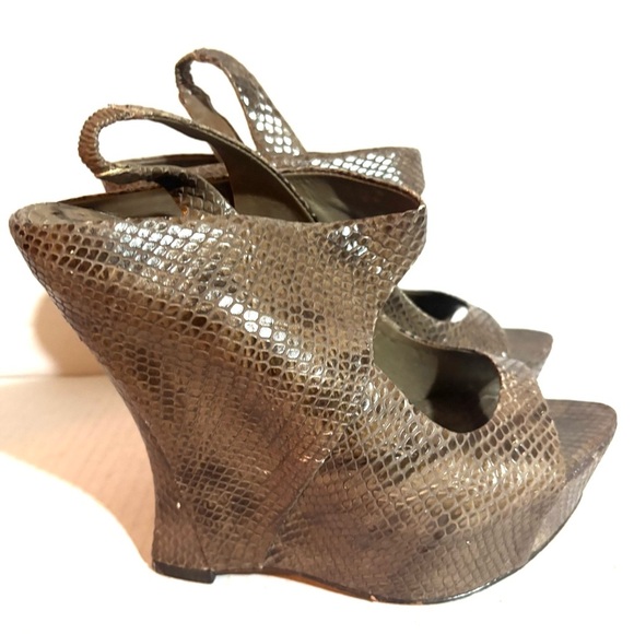 Alice + Olivia Shoes - Alice & Olivia wedge sandal delilah pale beige snakeskin size 39 minor marks